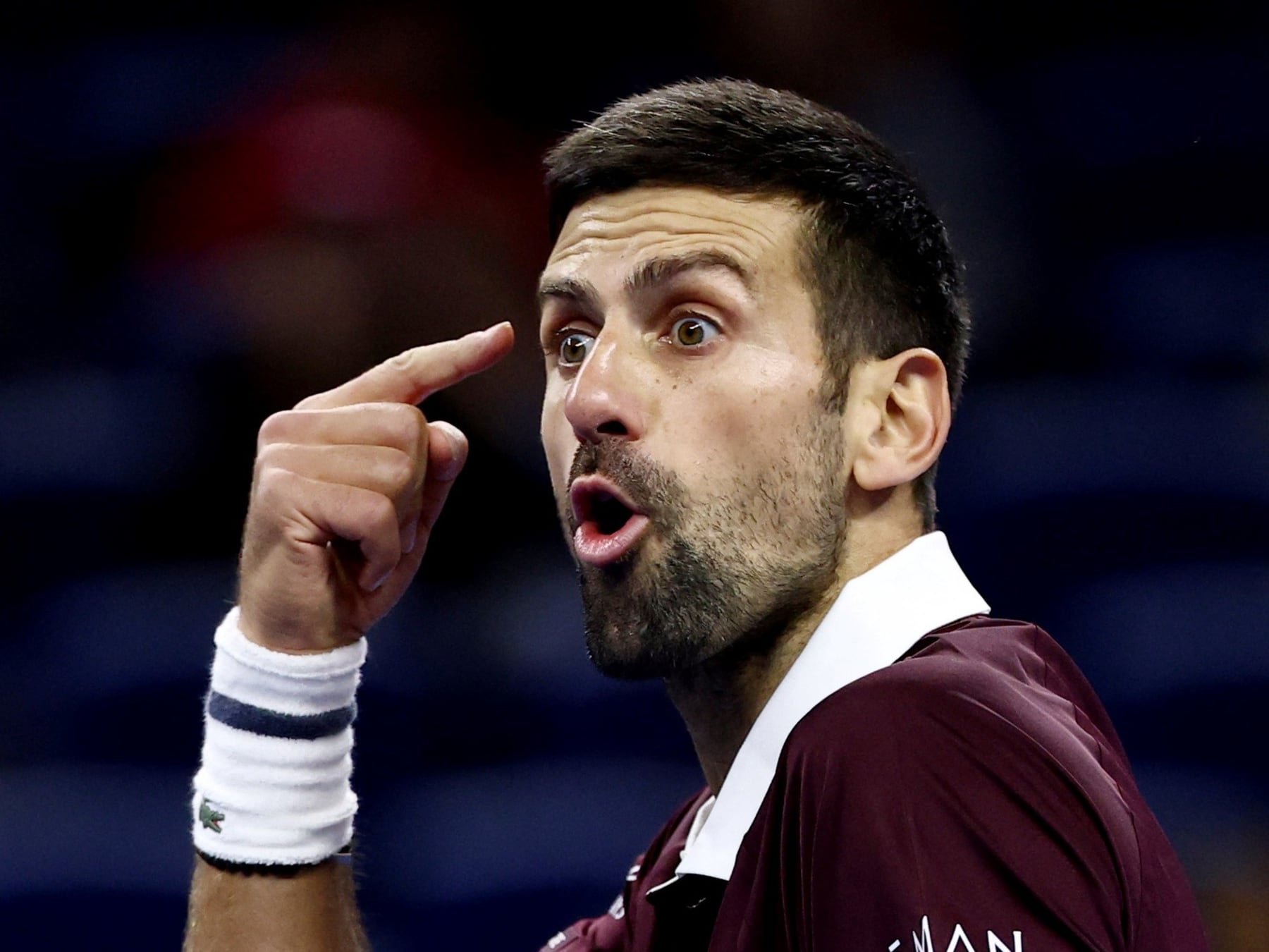 Djokovic resucitó en China y ahora se prueba ante Medvedev: el serbio se queja, gana y sigue