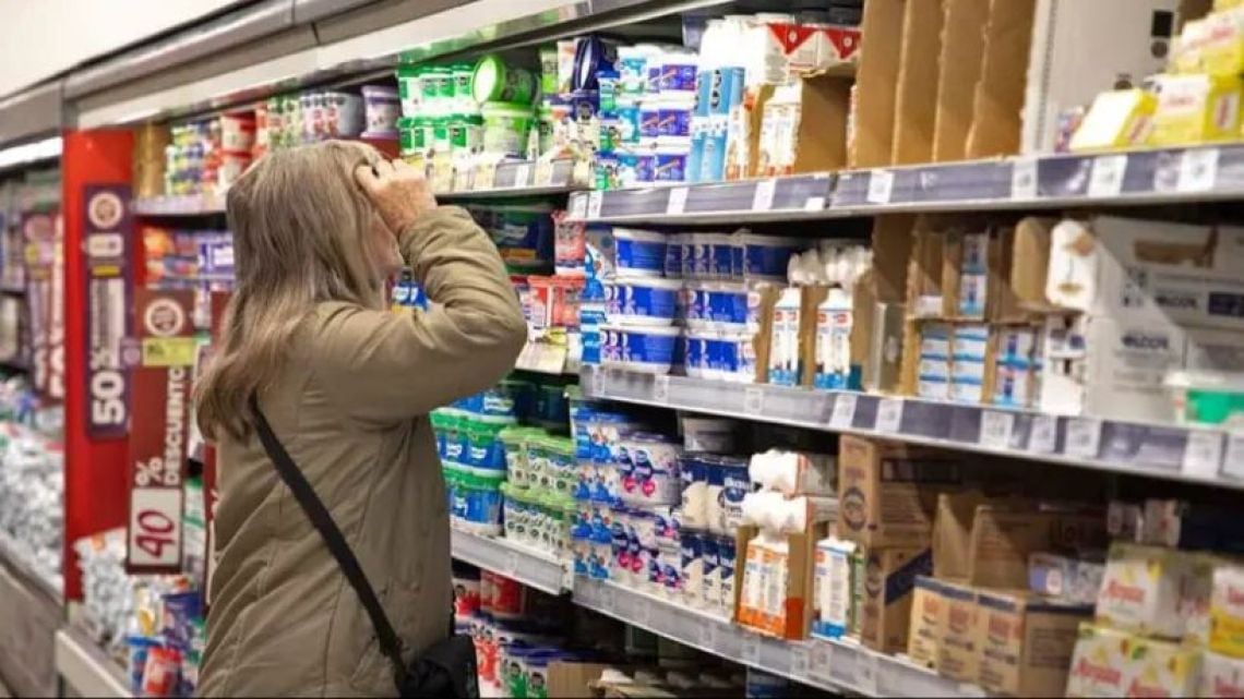 Casi nueve de cada diez hogares argentinos debieron financiarse para comprar alimentos en septiembre
