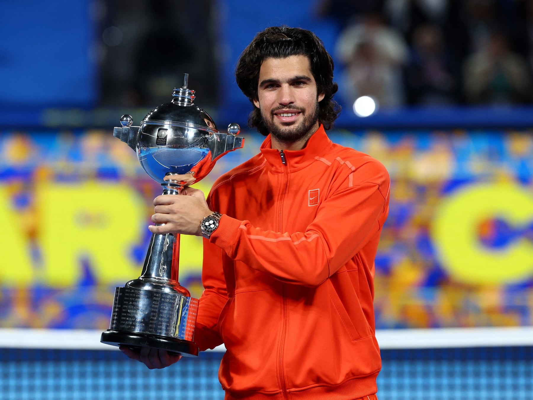 Alcaraz volvió a Tokio, se reencontró con el trofeo y se calzó el saco de Ferrer