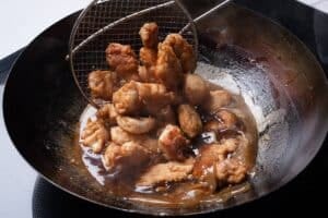 Pollo al limón con dos harinas: las claves de una cubierta crocante y una salsa en pocos pasos