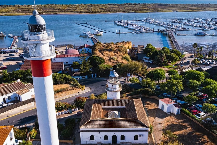El Rompido: cocina de mar, dunas móviles y dos faros que se cruzan en ferry sobre el río Piedras