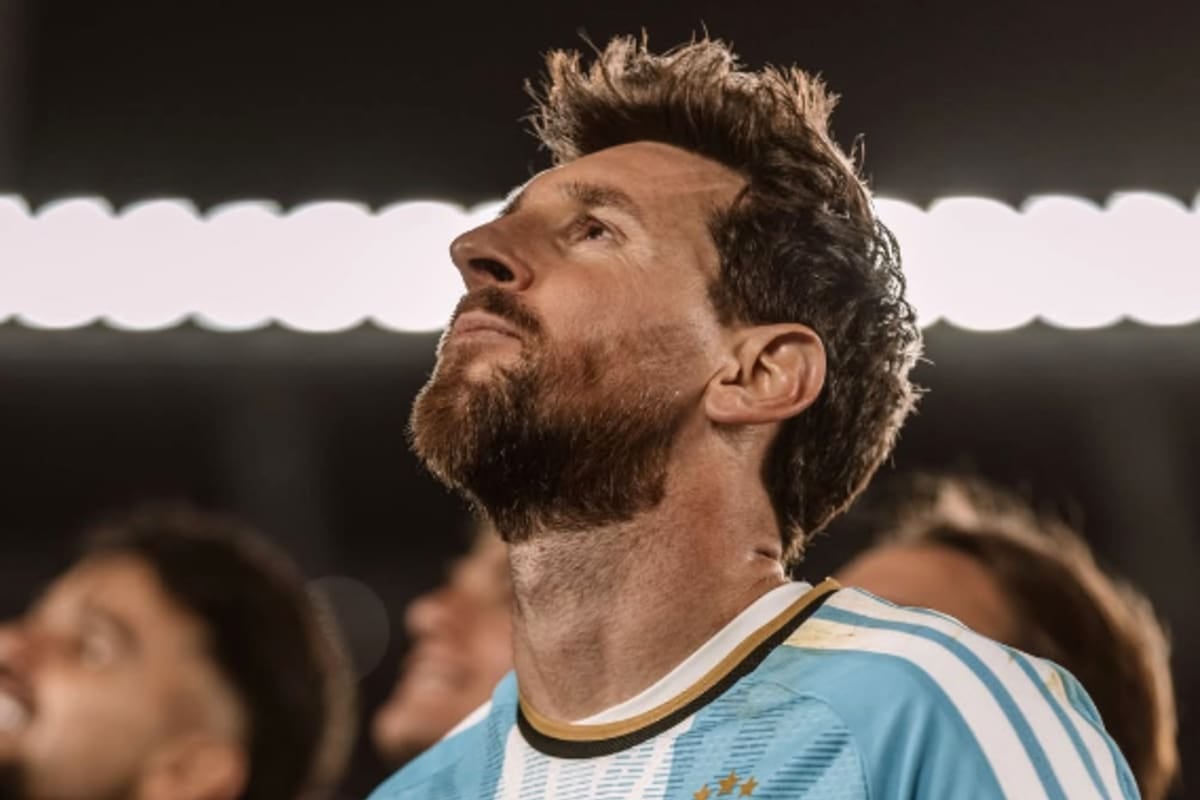 El 10 se sacó la celeste y blanca por última vez y dejó al Monumental con la garganta hecha pedazos