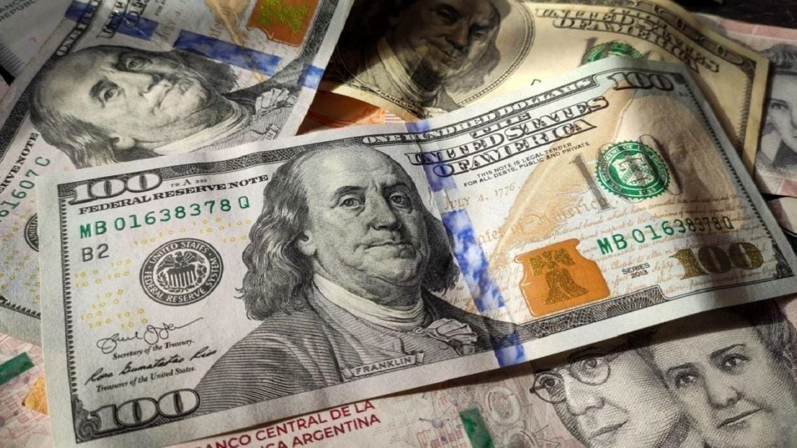 El dólar blue cerró la semana a $1.540 y quedó alineado con el precio de venta del oficial en el Banco Nación