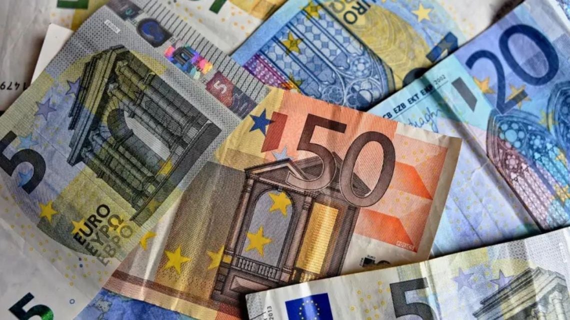 El euro blue cedió $6 y se alejó del récord en una jornada de calma cambiaria