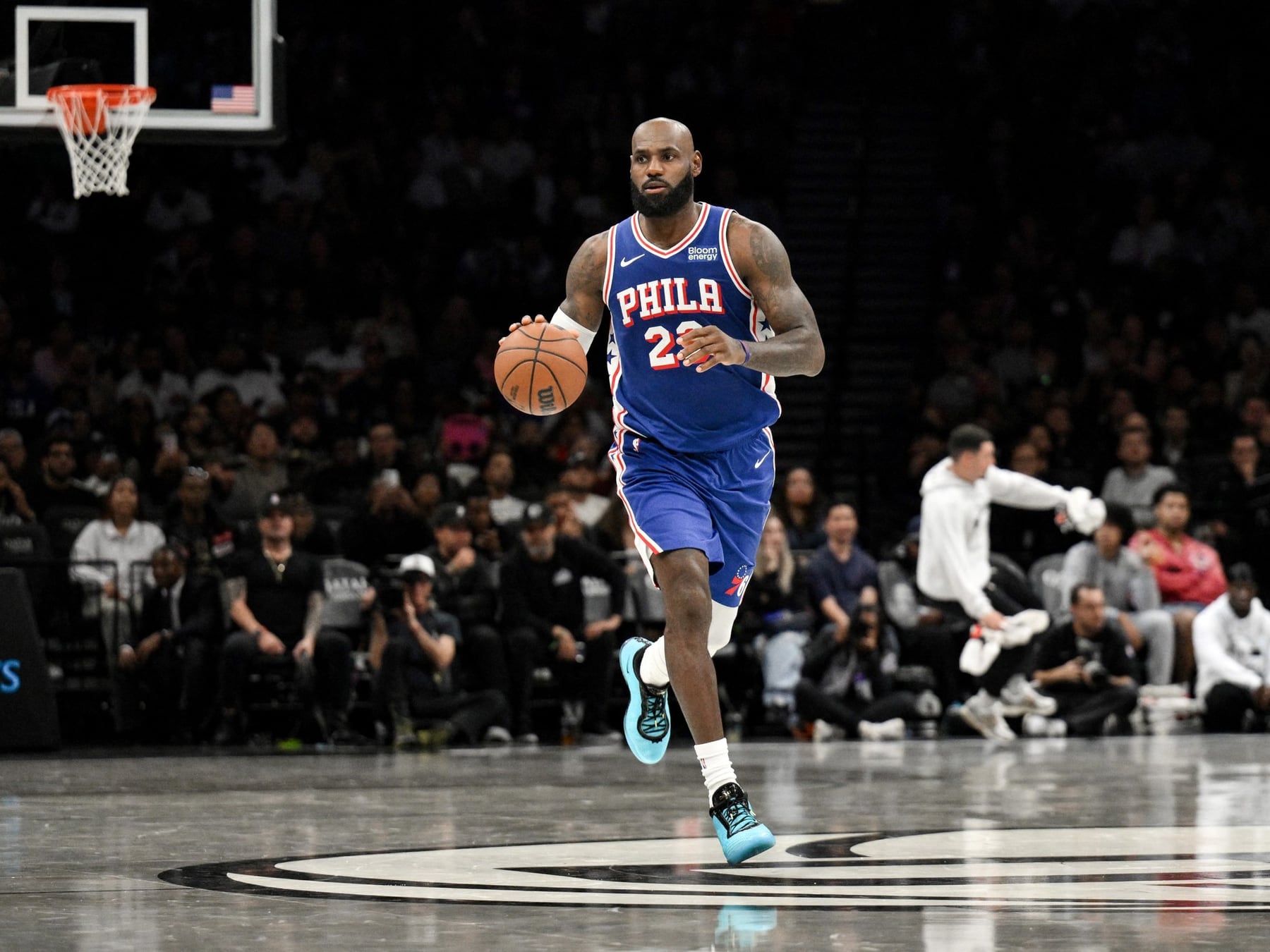 LeBron se puso la camiseta de los Sixers y la rompió: 10 puntos en 18 minutos, pero Brooklyn ganó el ensayo