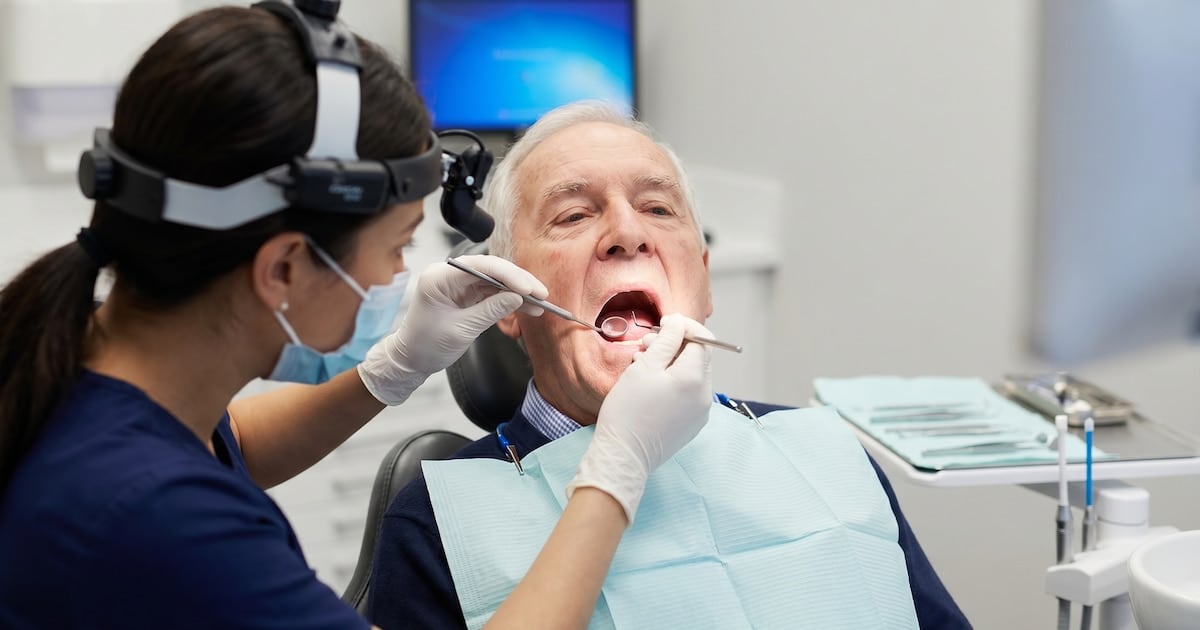Cuando la boca habla del resto del cuerpo: lo que un Adulto mayoral descubierto sobre dientes, encías y memoria