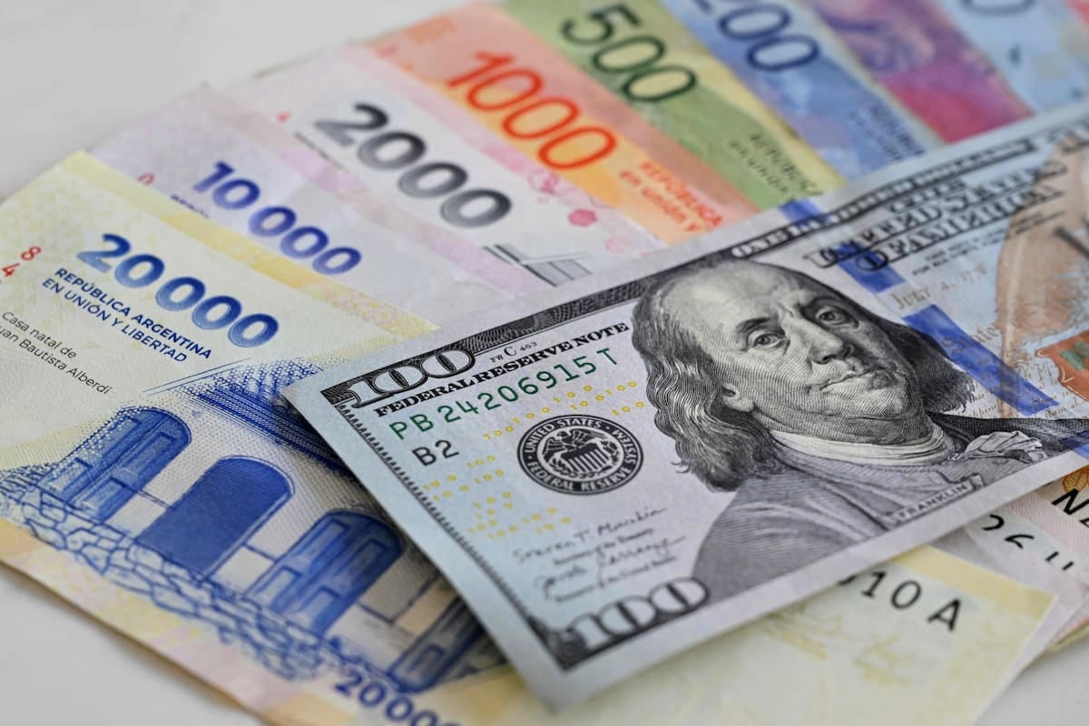 Argentina modera sus precios en dólares, pero la indumentaria y los restaurantes sostienen la cima regional