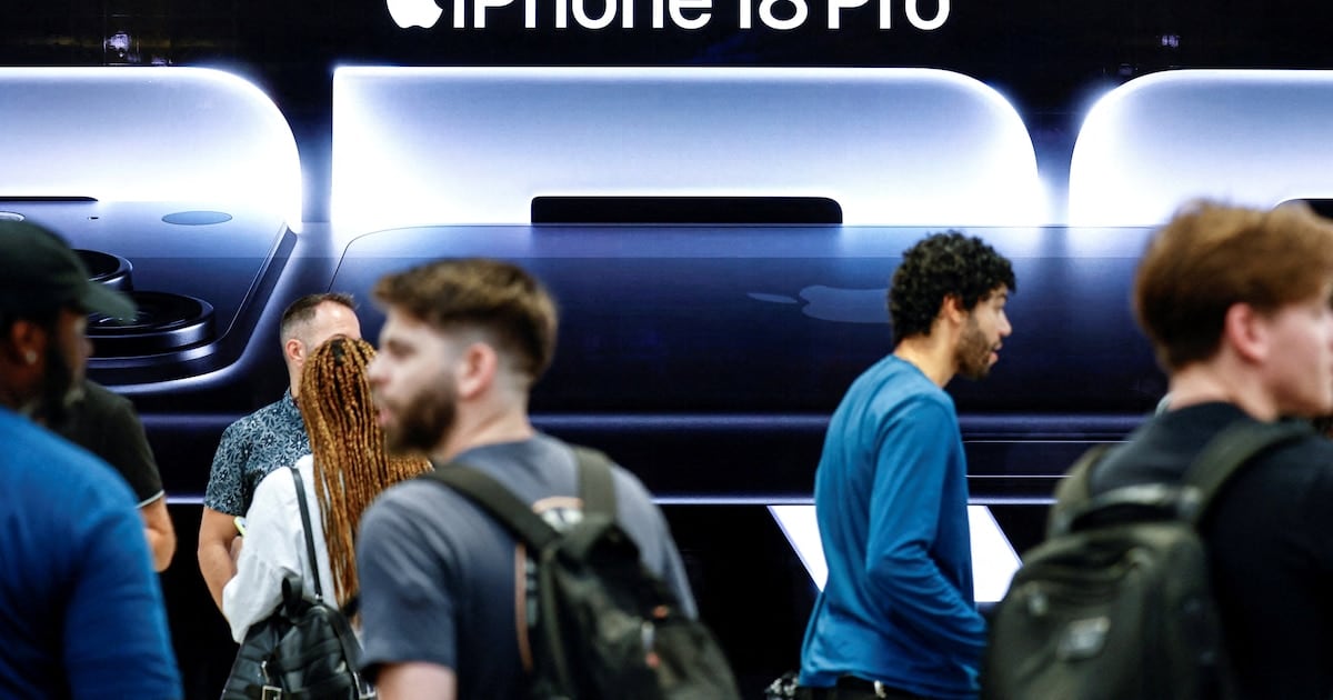 Tim Cook se topó con la inundación: la IA le subió los chips y le enfrió la venta del iPhone 18 Pro