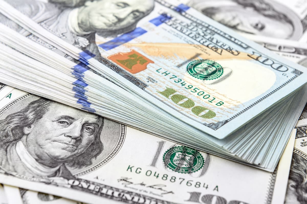 El dólar oficial vuelve a cotizar sin variantes tras el feriado y la brecha se mantiene acotada frente al blue