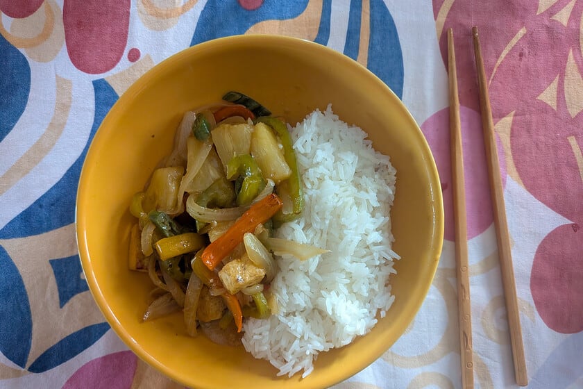 Tofu agridulce con piña: cómo replicar en casa el clásico salteado chino sin perder su identidad