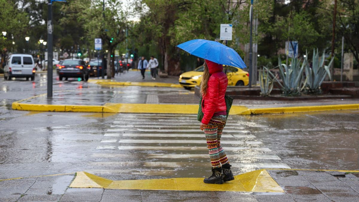 Una tarde de cielo pesado sobre Neuquén: la alerta naranja pone en guardia a seis departamentos del interior