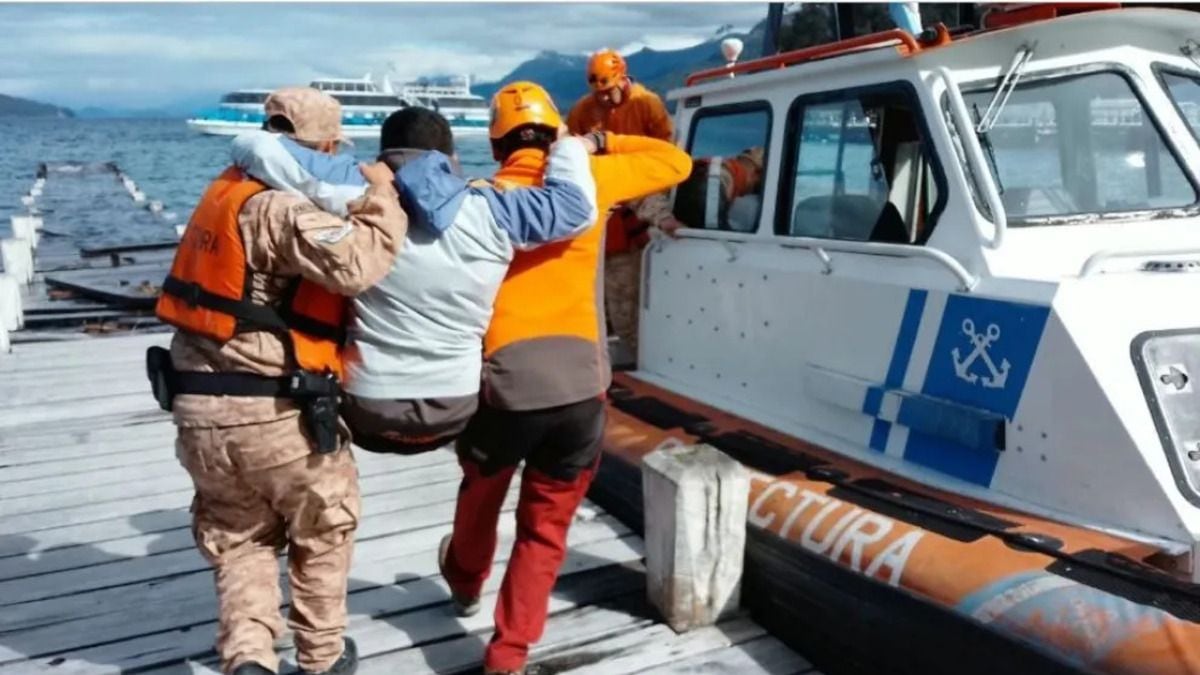 Una evacuación por el Nahuel Huapi expuso la fragilidad del sendero a los Arrayanes