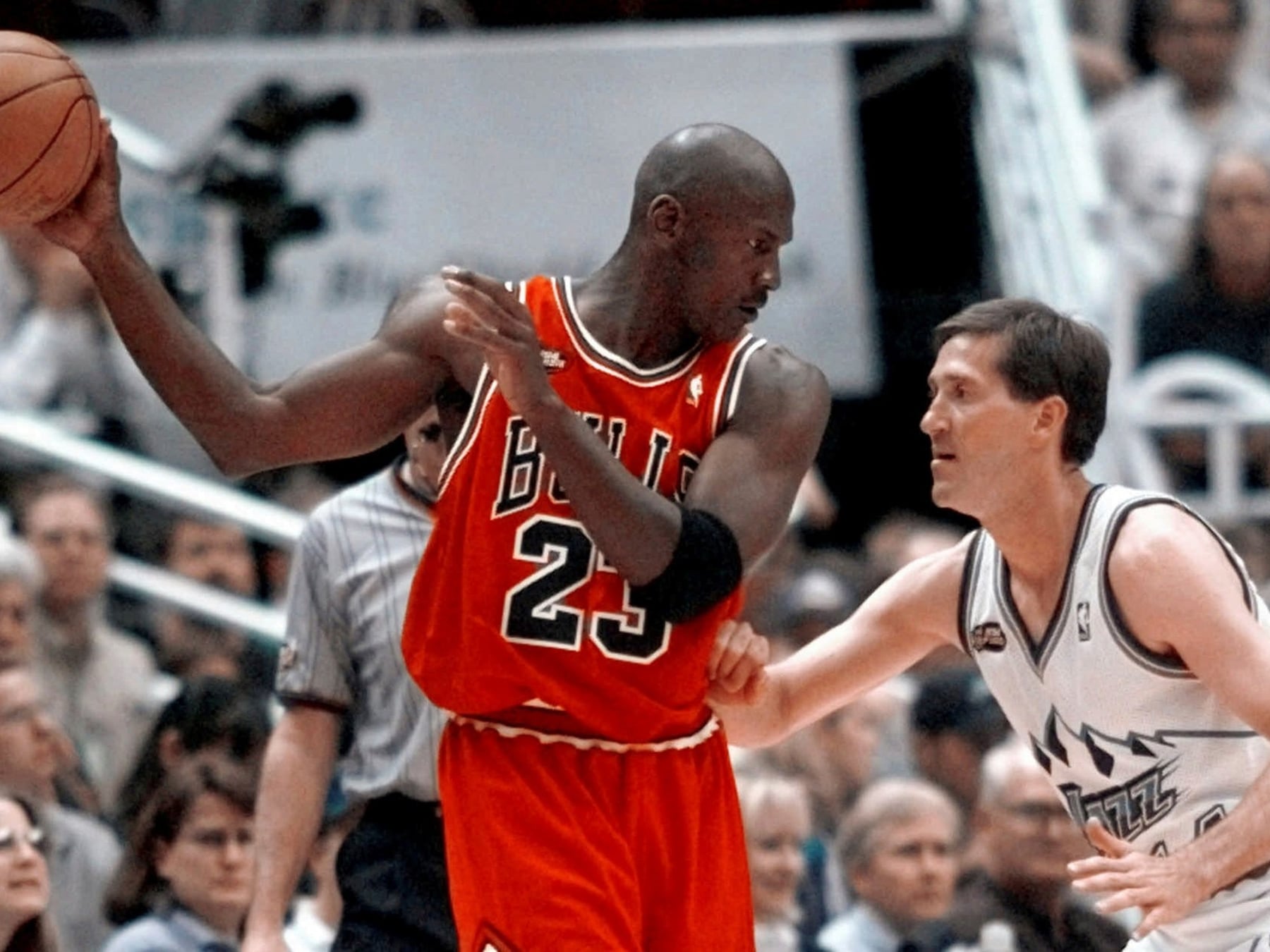 Catorce verdes por una roja: el día que un pedazo de tela de MJ pasó de la cancha al living más caro de Miami
