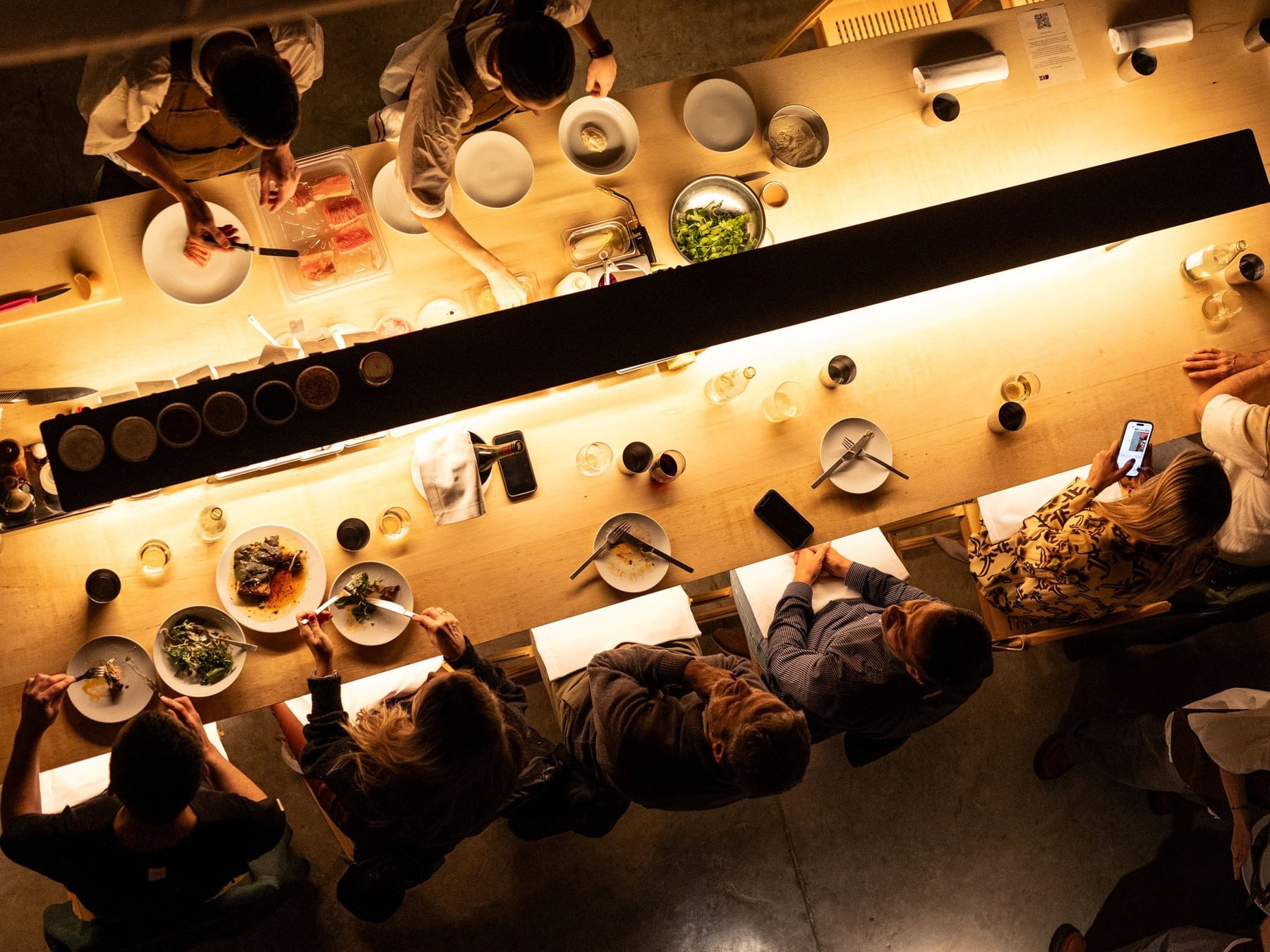 El comensal que come menos, comparte el plato y fotografía todo antes del primer bocado