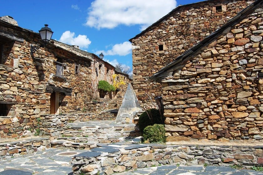 Umbralejo resucita: el pueblo de pizarra que el Estado le arrancó al olvido en la sierra de Guadalajara