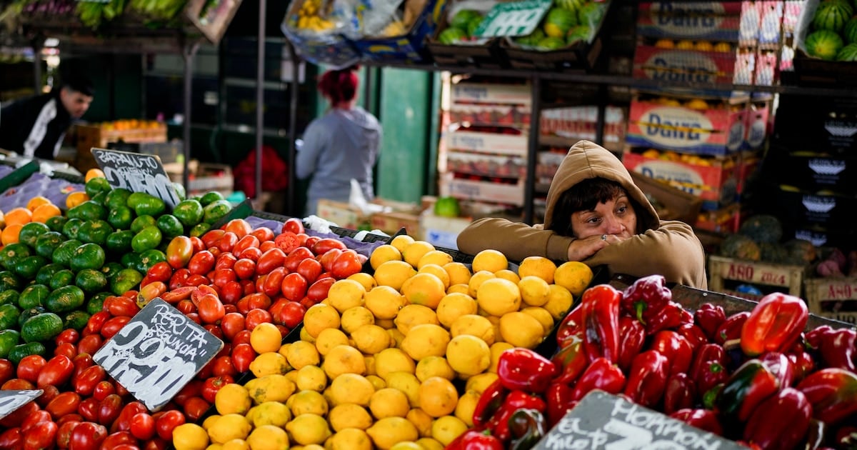 La mesa de septiembre: tomate al tope de las subas y lechuga entre las bajas en la canasta de alimentos