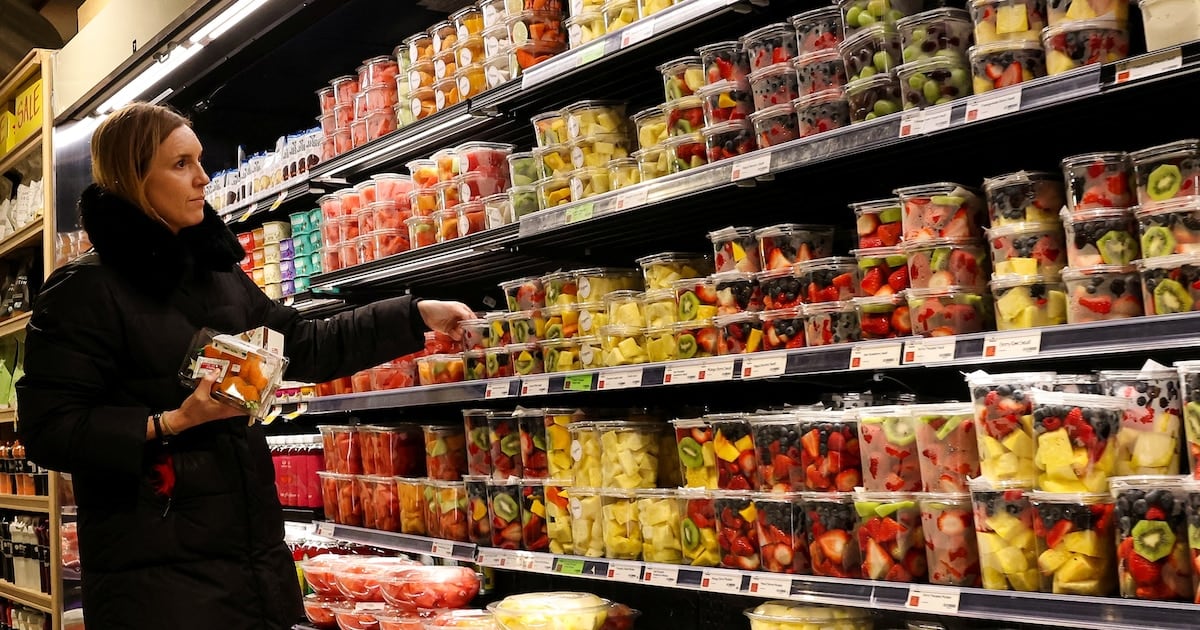 El costo de vida en Estados Unidos se acelera al 3,7% interanual, impulsado por la suba de la nafta y los pasajes aéreos