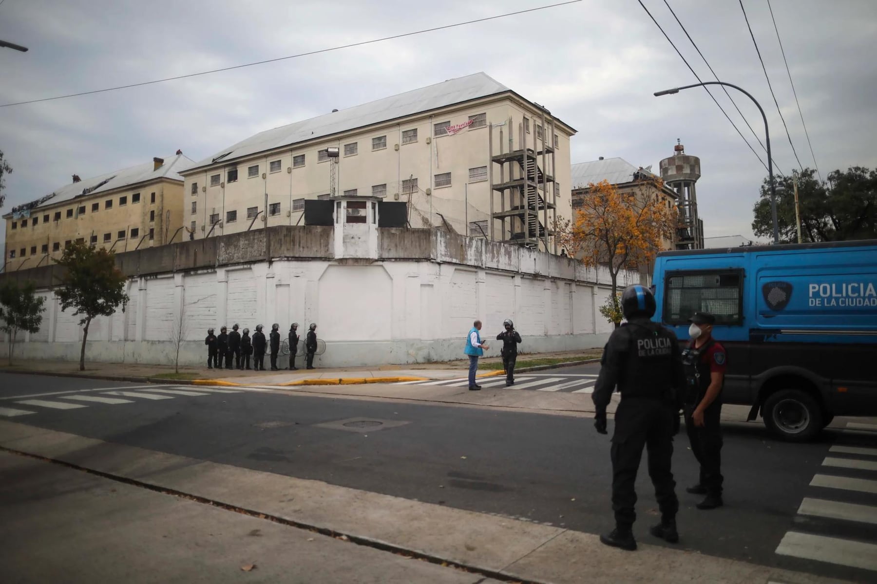 Vaciamiento de Devoto: ya trasladaron al 60% de los internos y crecen los reclamos por pertenencias