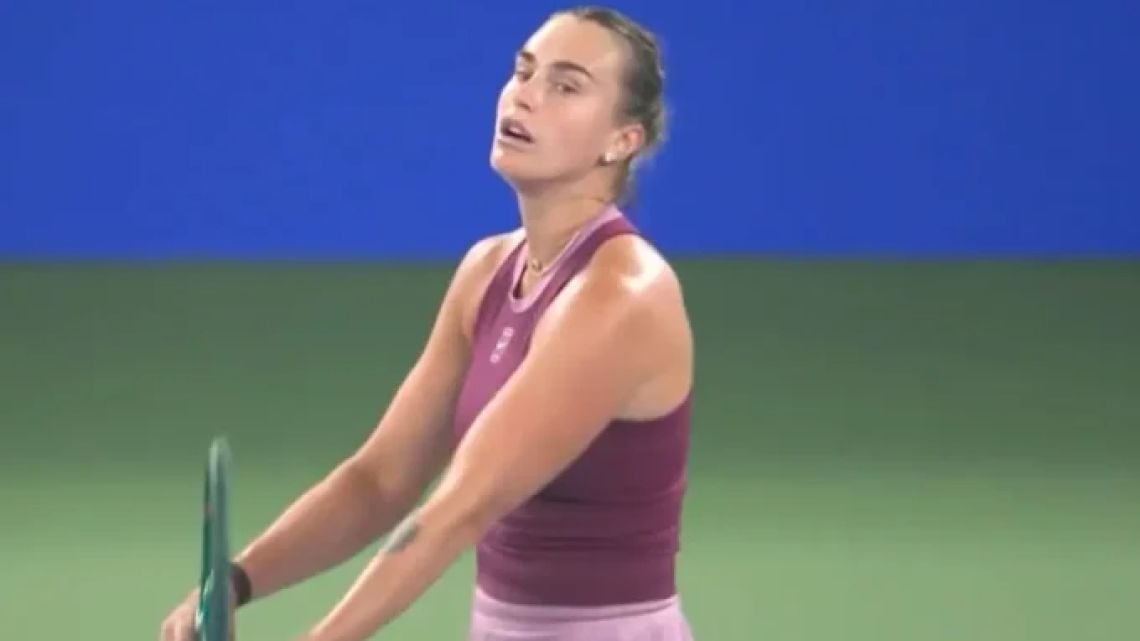 Li la agarró de vuelo y la bajó del trono: Sabalenka se despidió de Wuhan en la primera parada