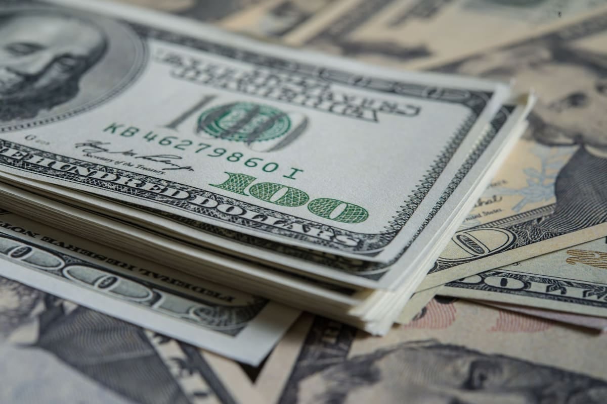 Dólar oficial: el techo de la banda cambiaria para noviembre quedó fijado en torno a los $1.989, con margen amplio frente al mayorista