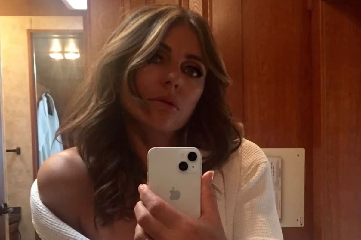 Vuelve Bev Fisher: Elizabeth Hurley arrancó la segunda temporada de The Burbs y dejó a sus fans mirando un anillo de diamantes