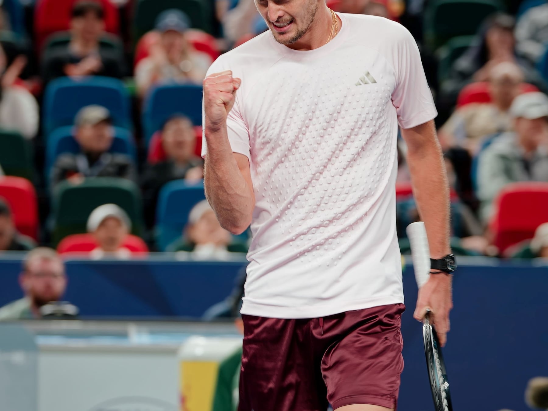 Zverev barrió a De Miñaur en sets corridos y va por semis en Shanghái