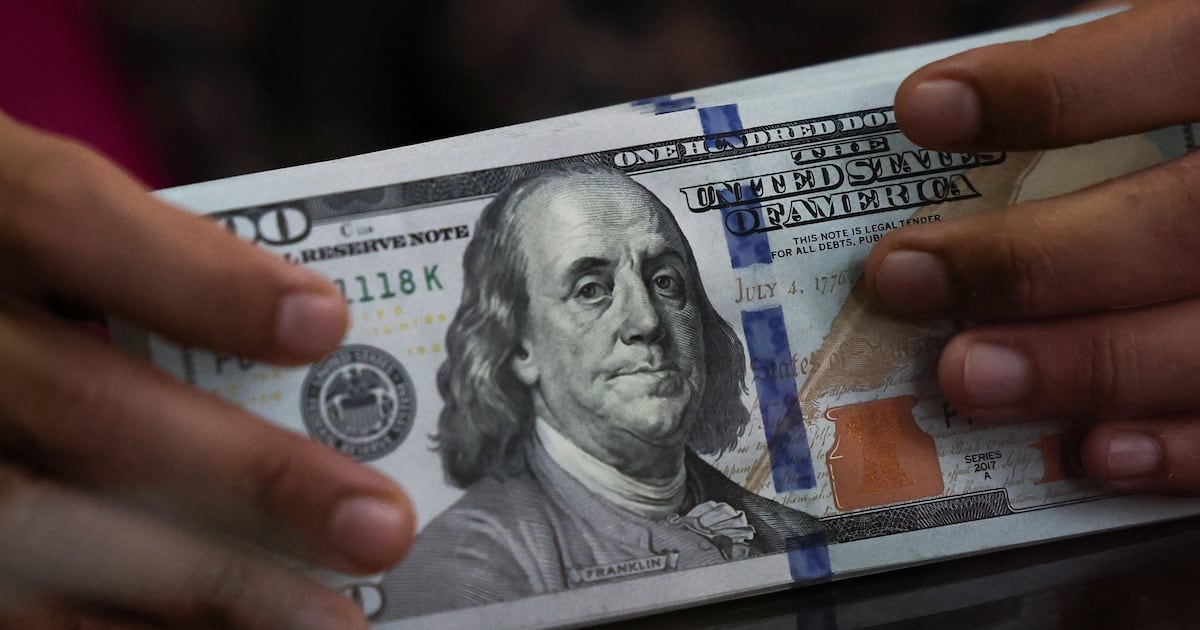 Dólar planchado en la city porteña: la calma cambiaria choca de frente contra una inflación que corre tres veces más rápido