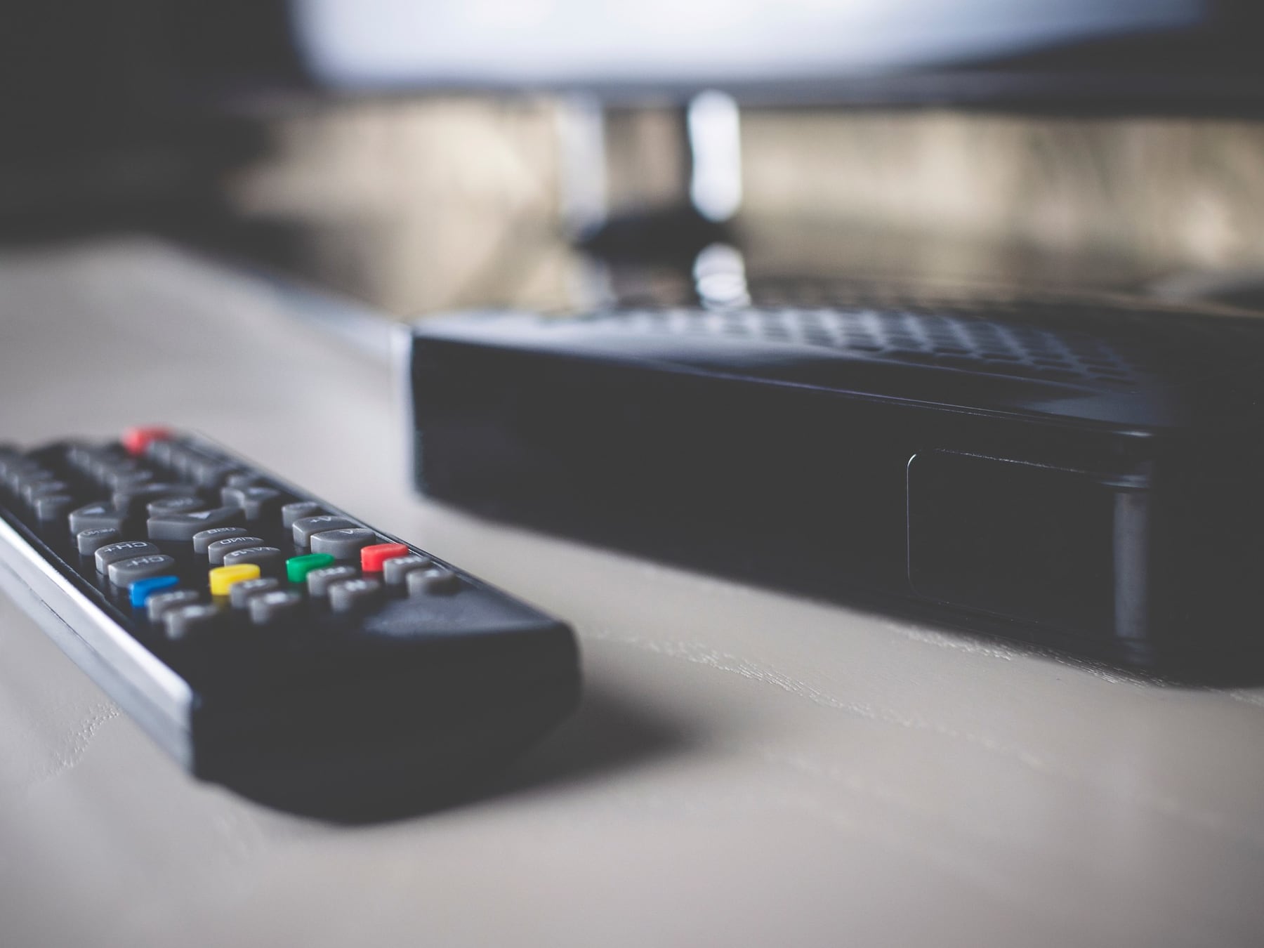 Comprate una TV box en la feria y regalale tu Wi-Fi a un ciberdelincuente: la historia que presentaron en Ekoparty