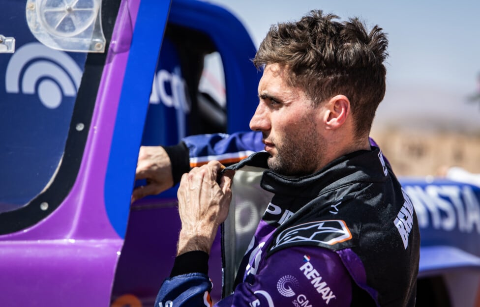Benavides no se mueve: el piloto argentino se agarra del Dakar y sigue acelerando pese al ruido de Medio Oriente