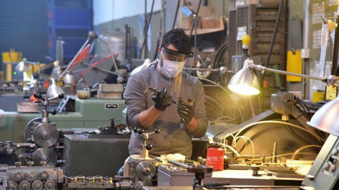 La industria opera con cuatro de cada diez puntos de su capacidad ociosa y la mano de obra despedida recalcula en la informalidad