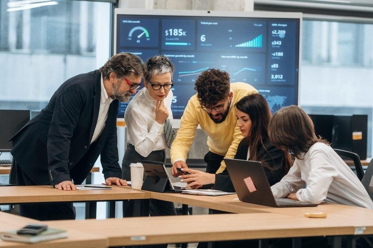 Doce de cada cien y chau red corporativa: la matemática del enlace tentador