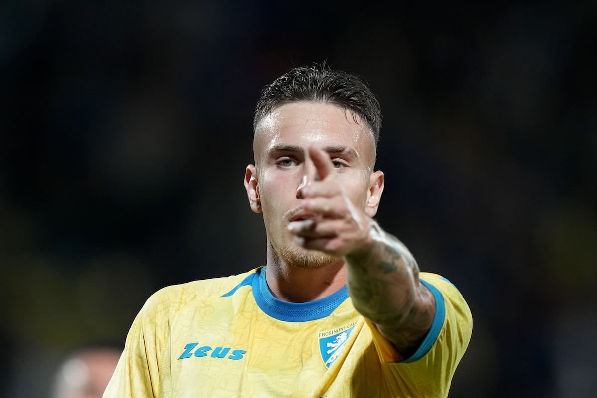 Raimondo se calzó el traje de líder y Frosinone goleó a Sassuolo en una noche de locos