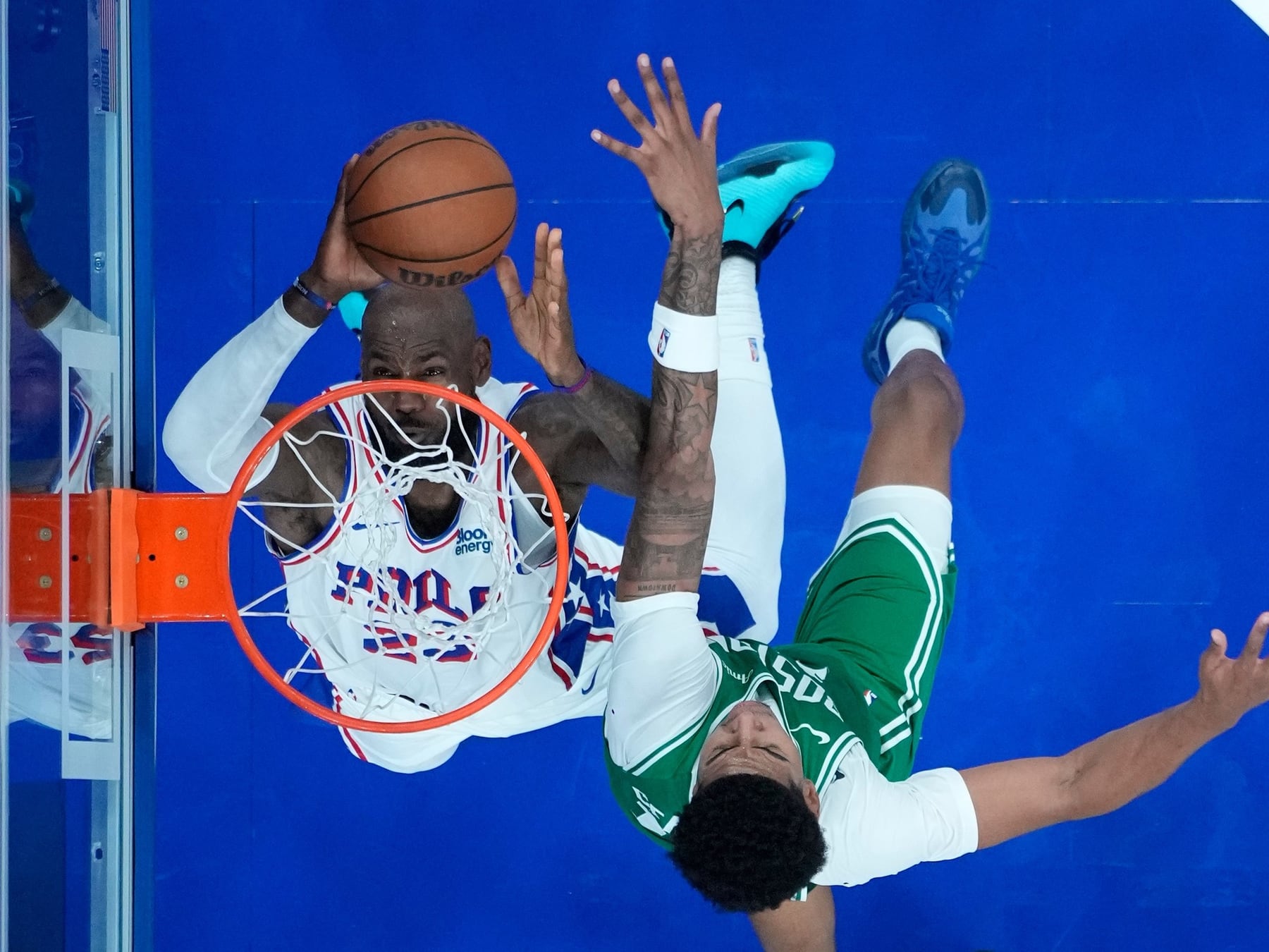 LeBron se calzó la camiseta de los Sixers en casa y metió un alley-oop para el recuerdo