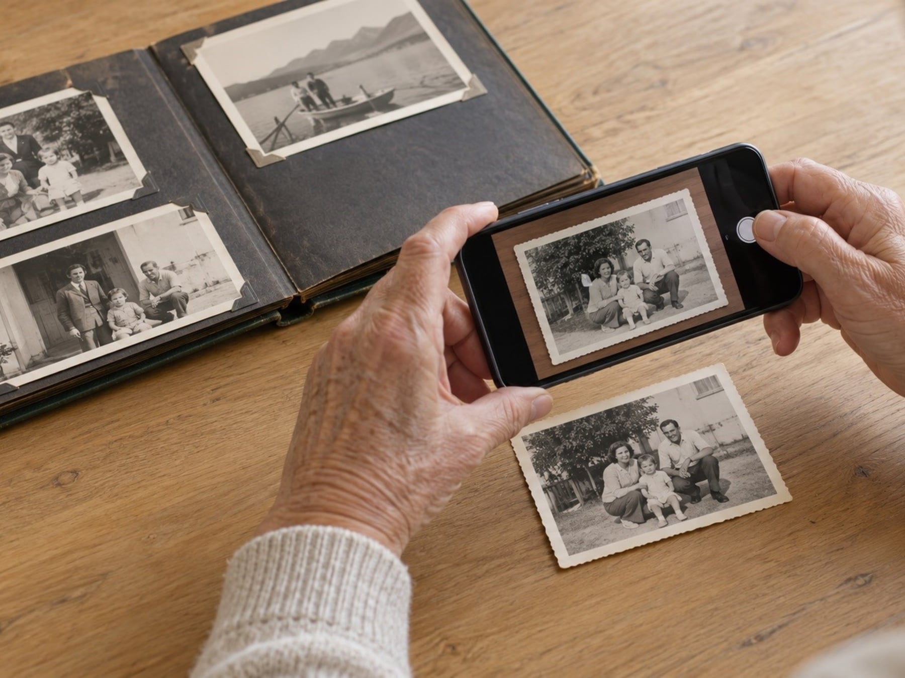 De la caja de zapatos al teléfono: cómo salvar las fotos viejas sin volverse loco