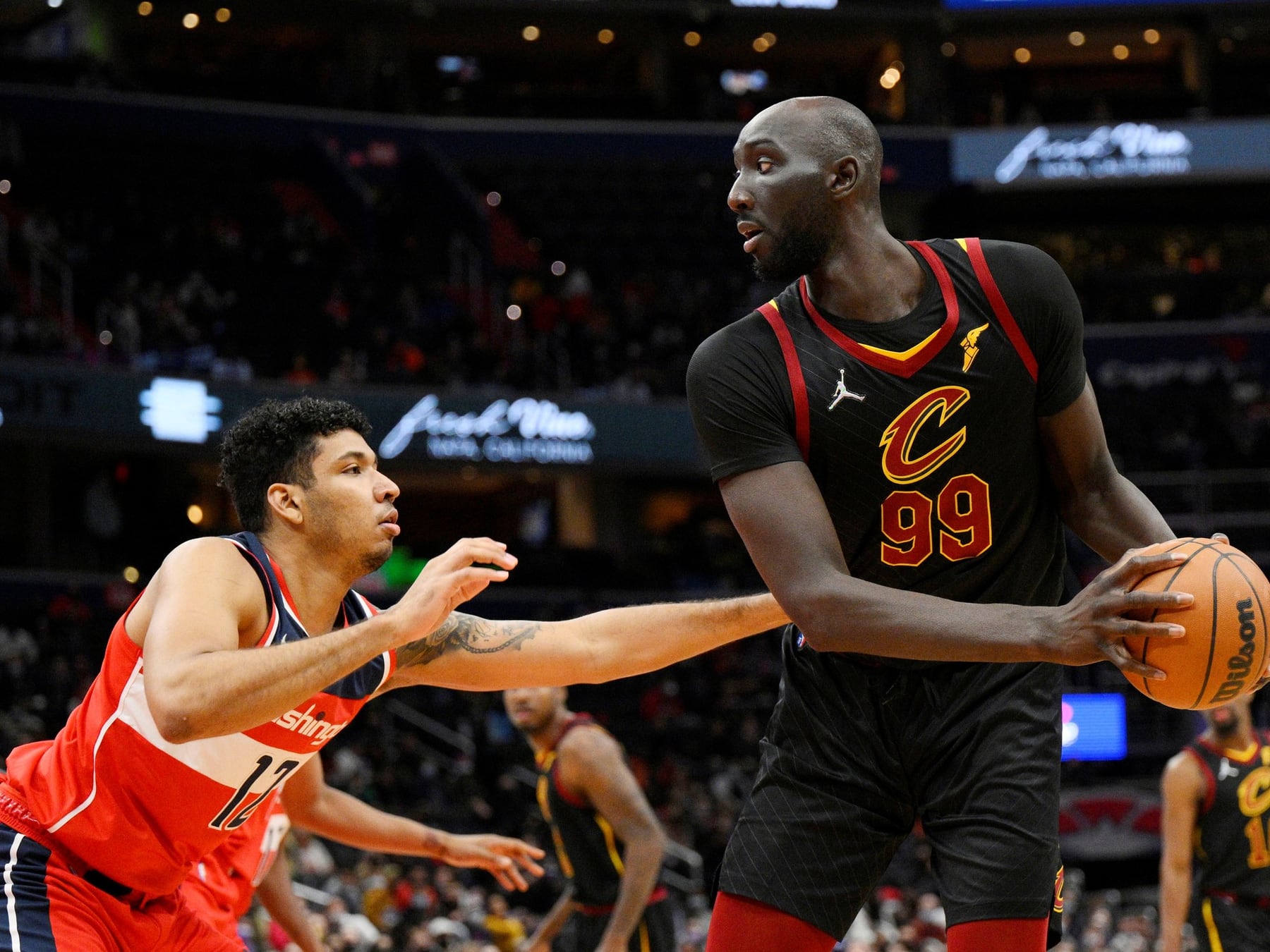 Tacko Fall se prueba el traje de los Sixers: vuelve a la NBA el gigante que te tapa hasta el mate