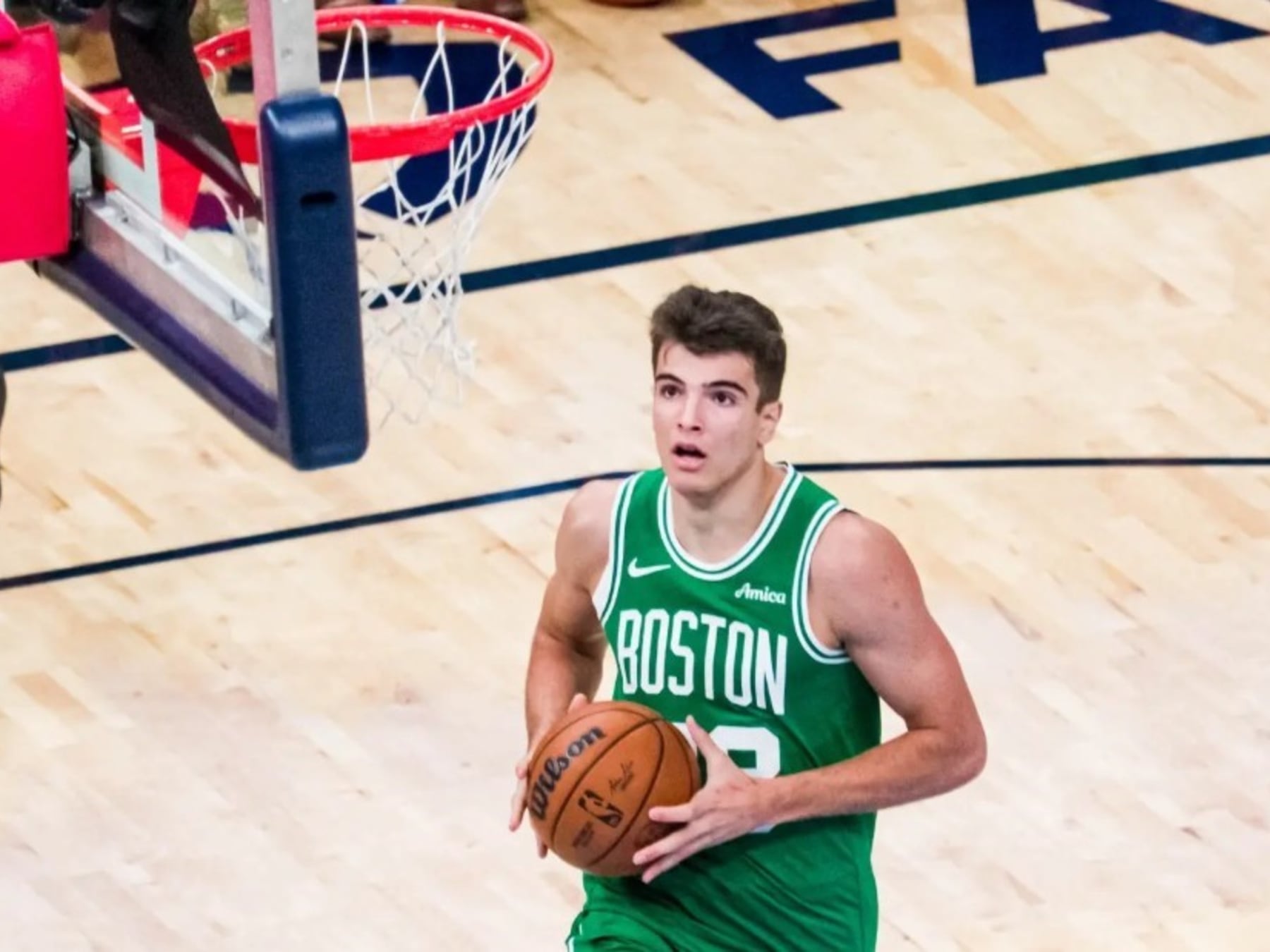 Hugo González le tomó el pelo a la NBA: corrió media cancha sin picar y los árbitros miraron al cielo