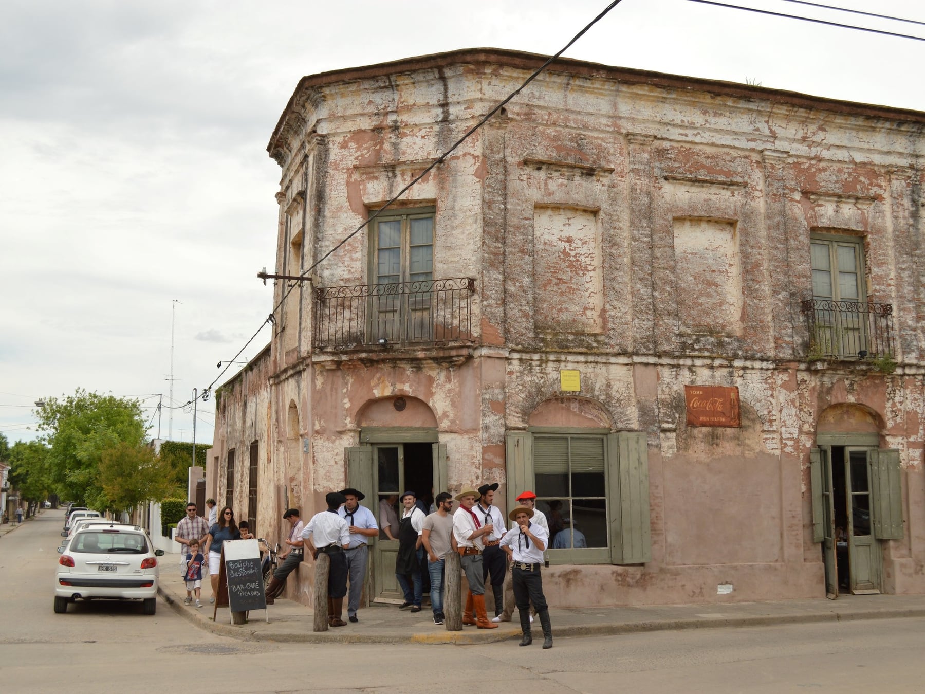 San Antonio de Areco: el pueblo que reescribe su identidad gauchesca con oficios de autor y galerías a cielo abierto