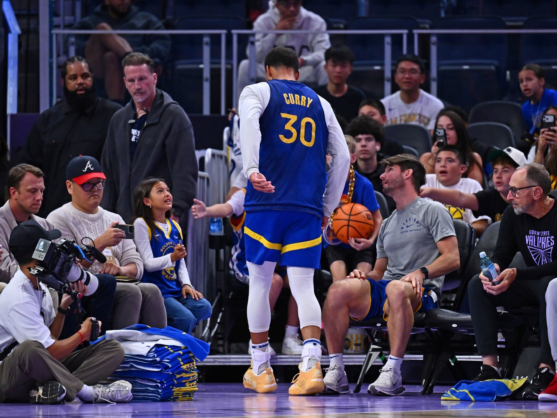 Curry renovó con los Warriors y al rato se torció el tobillo: arrancó la NBA y ya estamos con el corazón en la boca