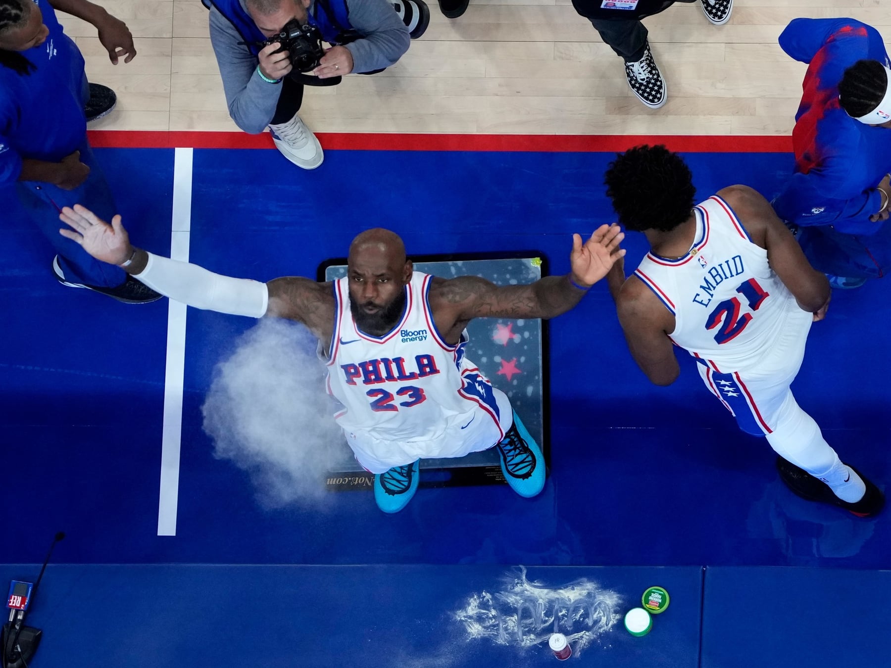 LeBron debuta en Philadelphia y va directo al Madison: la NBA vuelve con todo