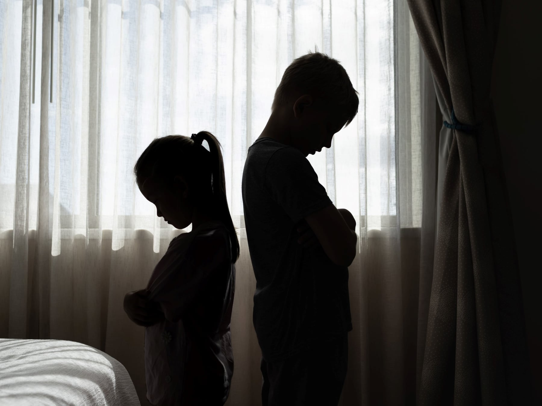 Hermanos bajo el mismo techo, infancias que parecen de otra casa