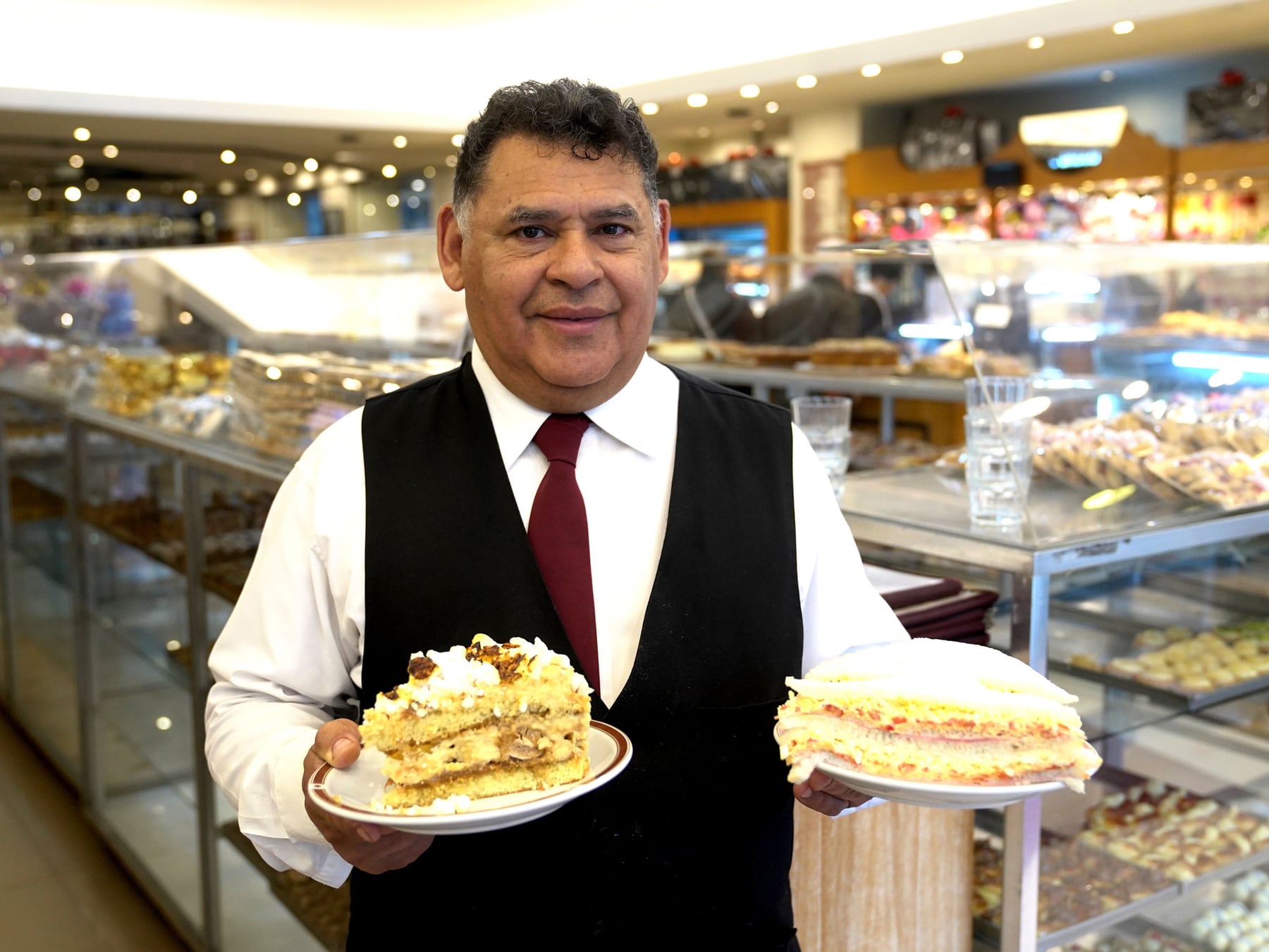 Avenue Rivadavia, un mostrador con historia: El Greco cumple 73 años en Caballito y todavía arma los sándwiches de miga que eligieron los pioneros del rock
