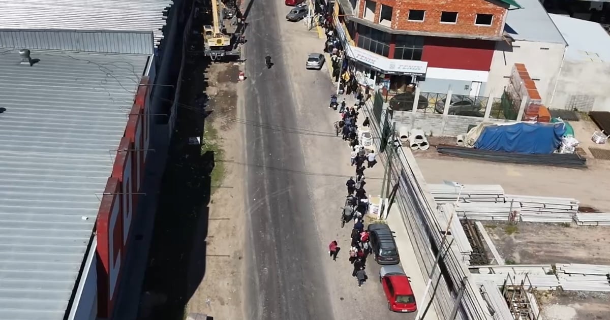 Cuarenta vacantes en Ezeiza y una fila de diez cuadras: la postal de un mercado laboral que sigue sin registrar a casi la mitad de los ocupados