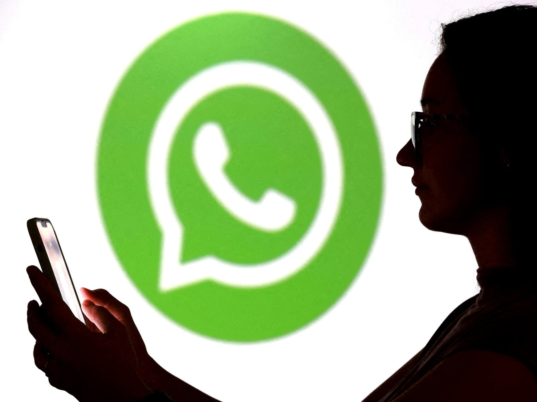 WhatsApp en cuatro pantallas: cómo detectar y expulsar accesos ajenos