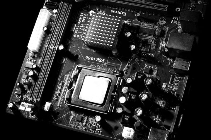 Dos placas de GIGABYTEón el anime y el{ams}AM5 en el centro de la PC