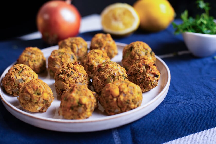 Bolitas de garbanzos y brócoli: una cena vegana, sin gluten y de pocos utensilios
