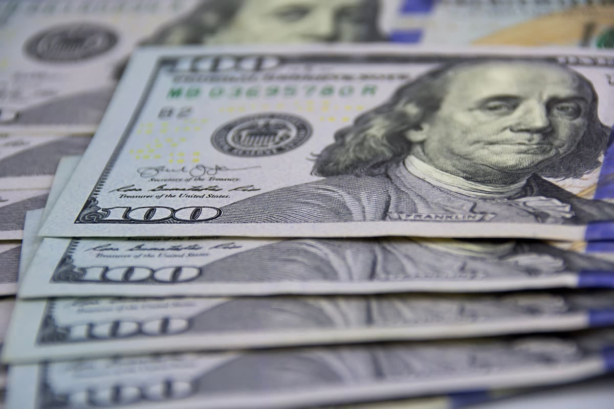 El dólar queda sin cambios durante el fin de semana, con una brecha minima frente al blue